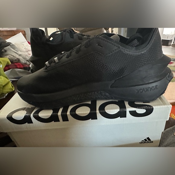 Adidas Avryn Men’s 5 running shoe- new - Picture 3 of 4